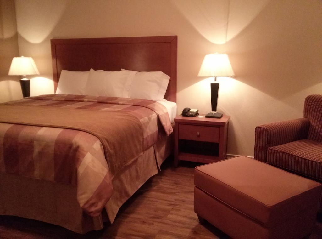 Fieldhouse Inn & Conference Center Kenedy Oda fotoğraf